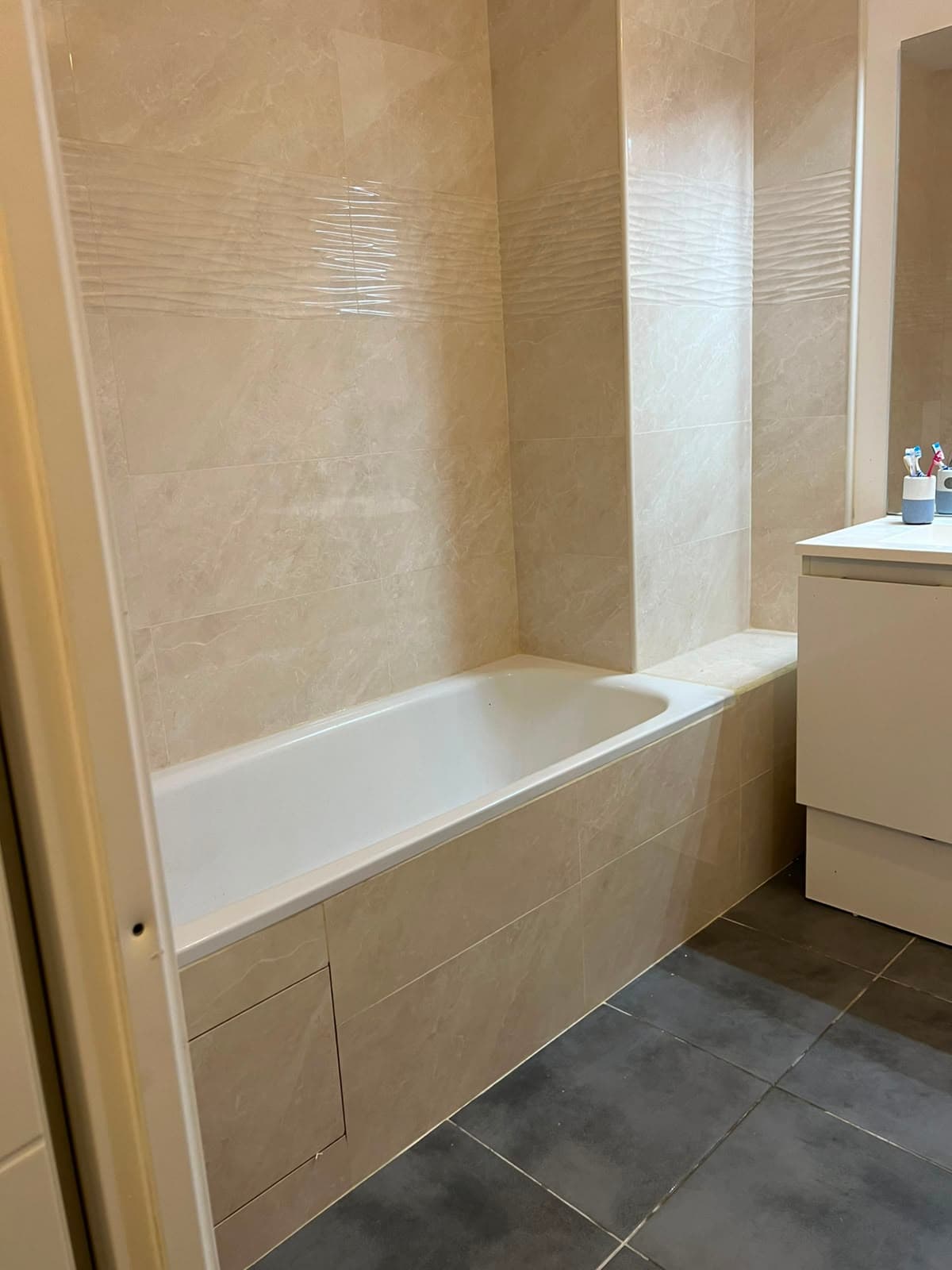 Installation d'une baignoire et carrelage mural
