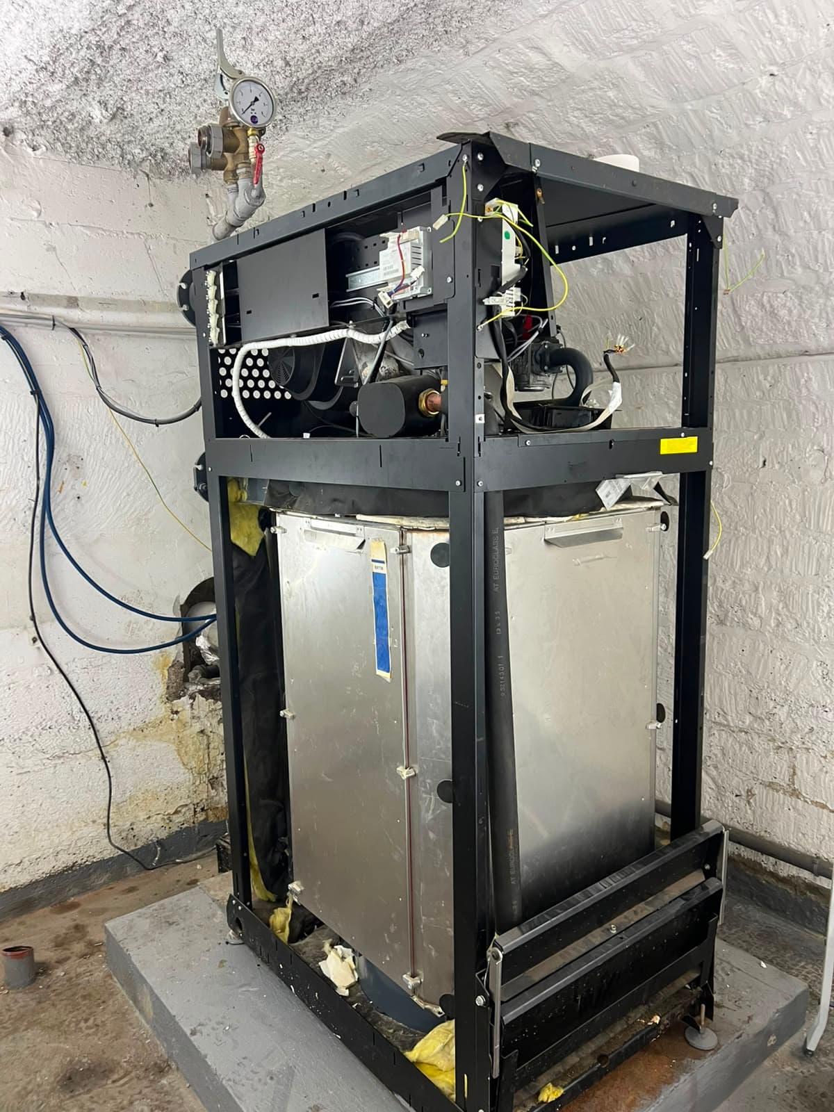 Installation d'une chaudière Daikin sur mur en pierre