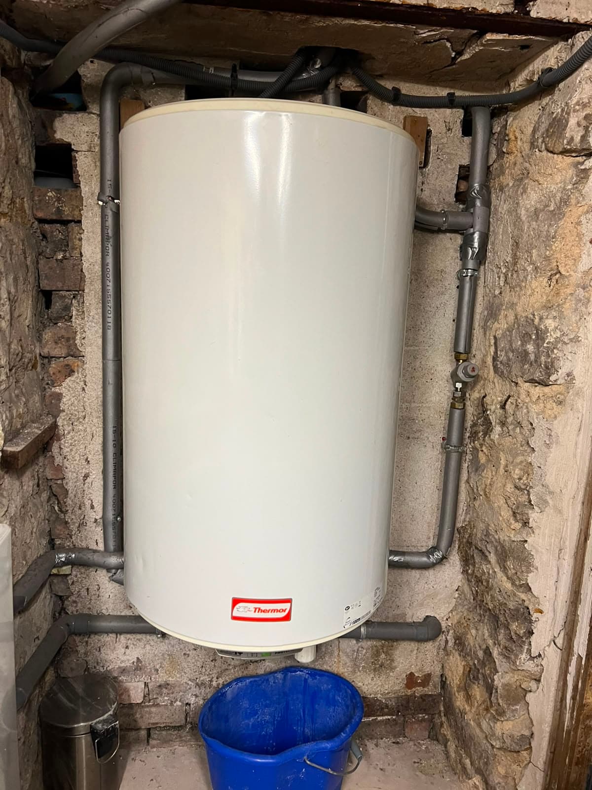 Remplacement d'un chauffe-eau Thermor sur mur en pierre