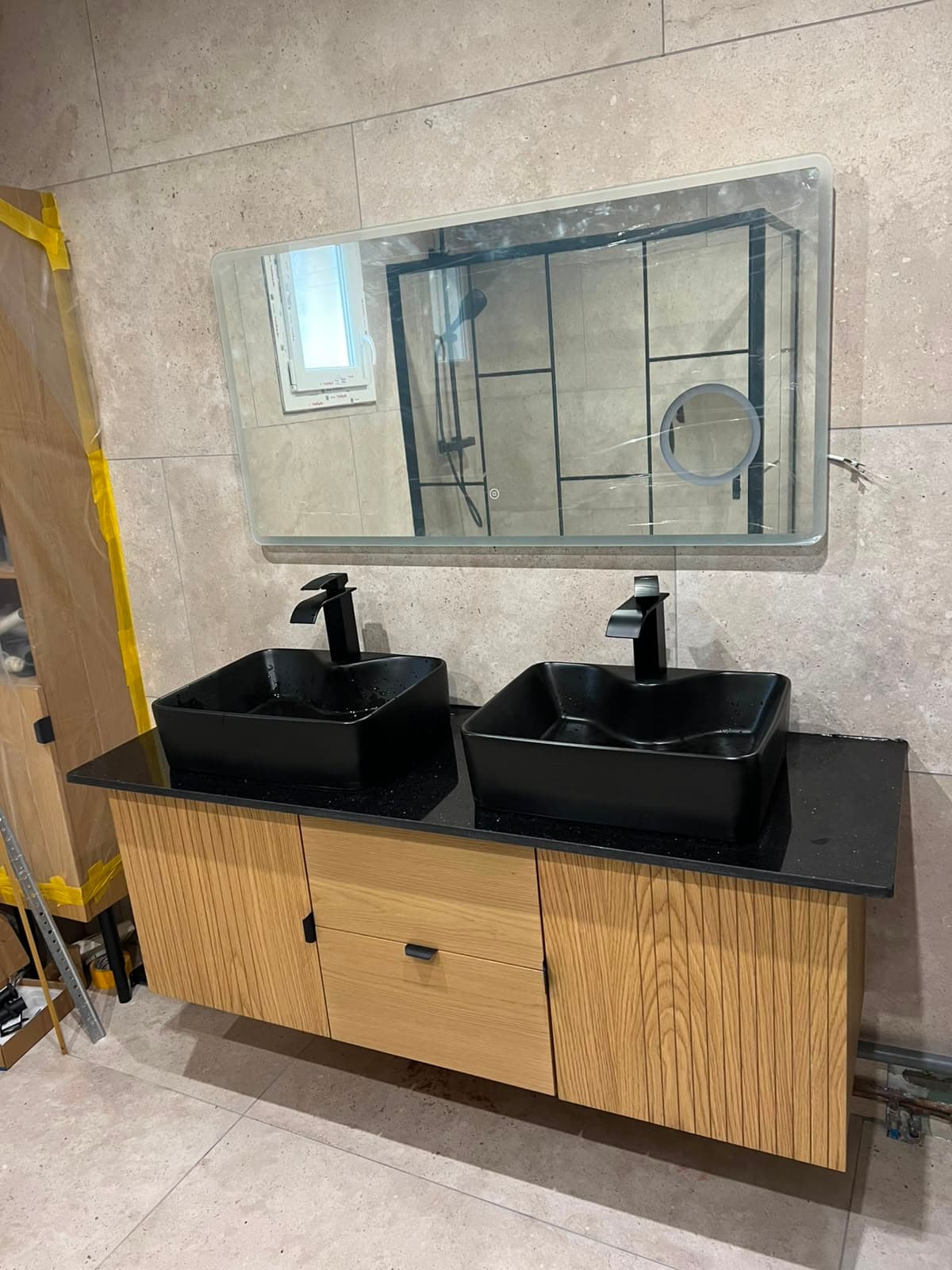 Meuble double vasque et robinetterie installés en salle de bain