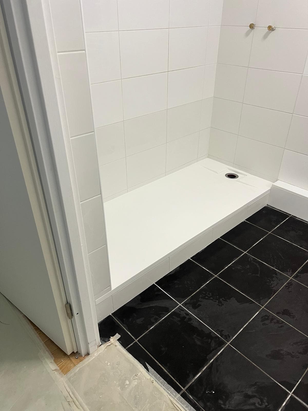 Pose d'un receveur de douche et carrelage
