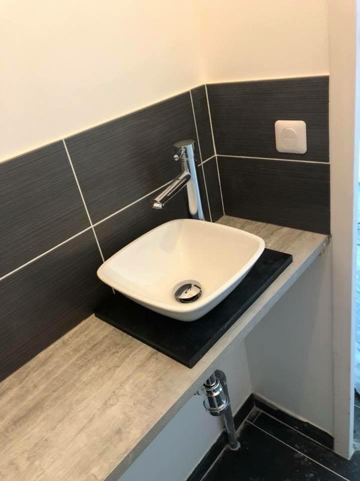 Vasque noire design et robinet chrome en salle de bain